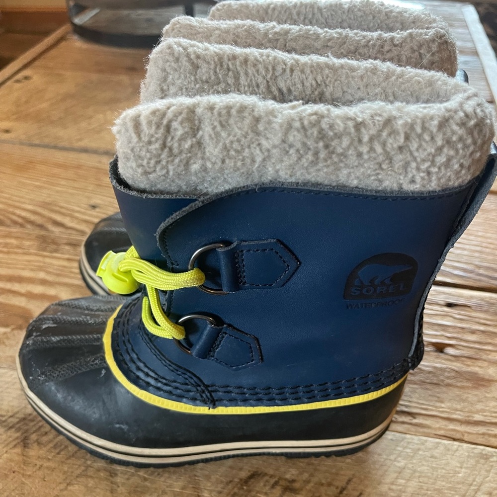 Toddler boy Sorel size 13 winter boots